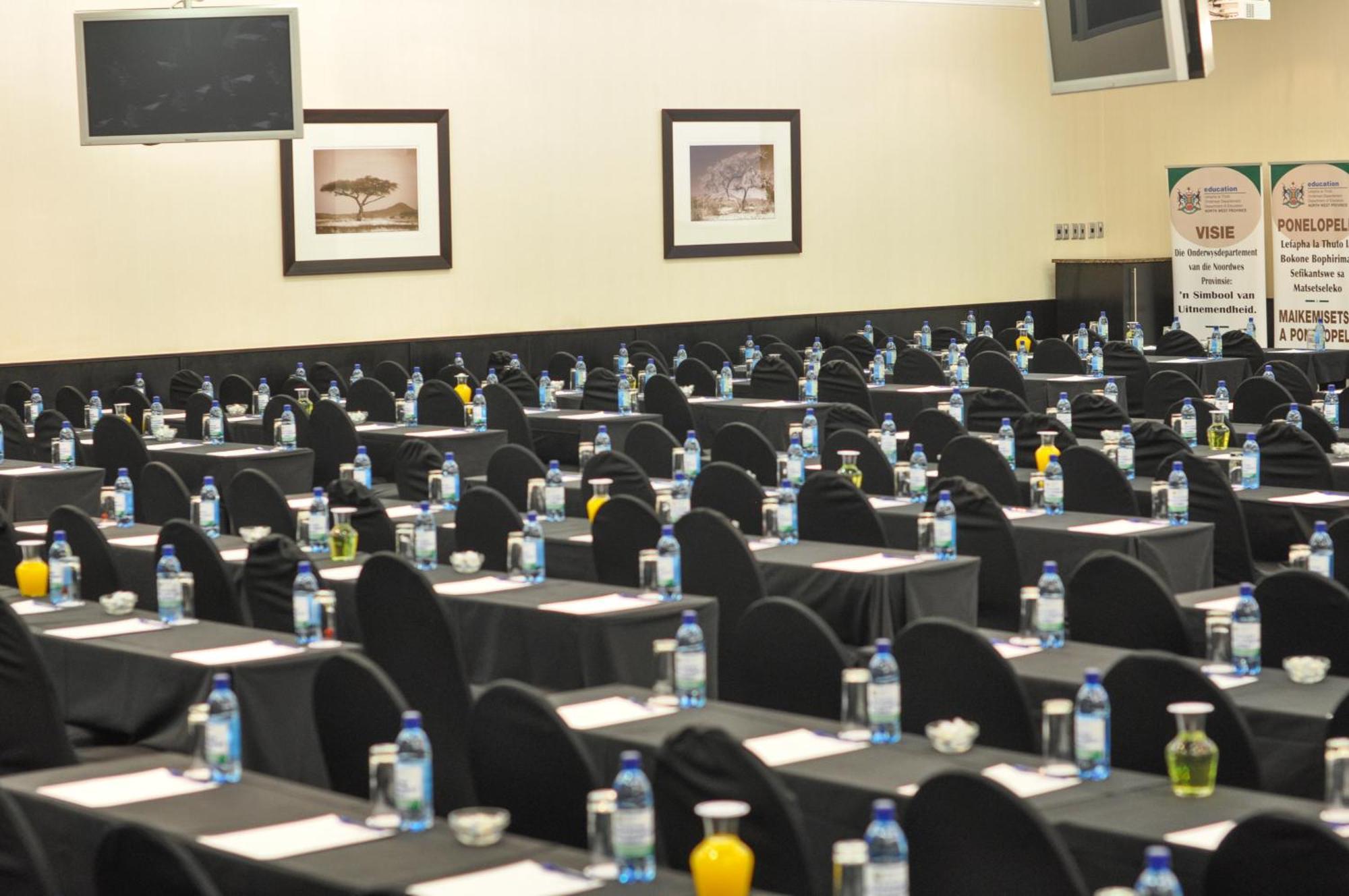 Safari Hotel&Convention Centre Rustenburg Esterno foto