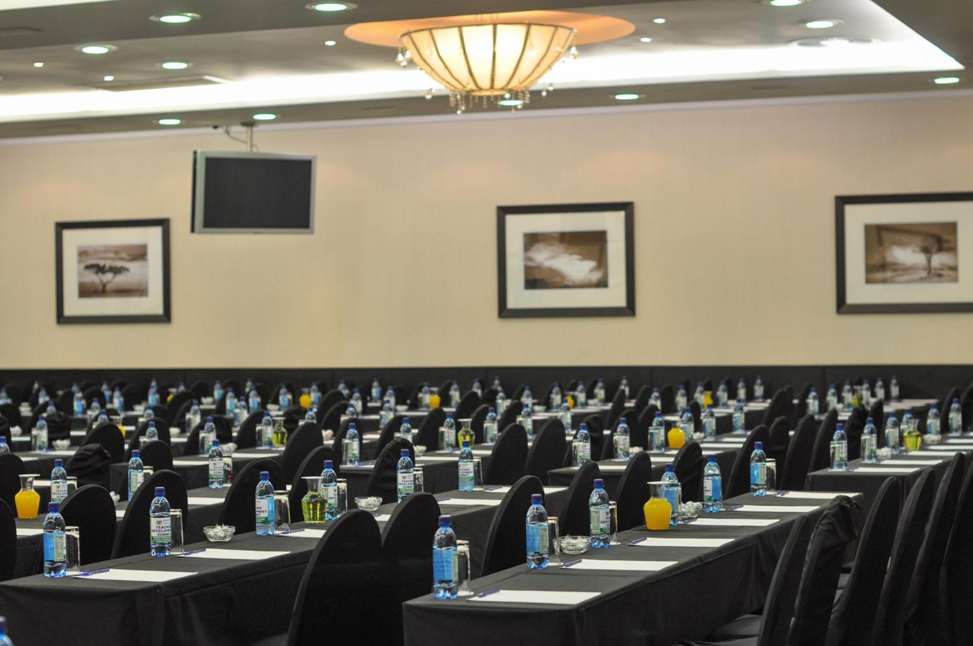 Safari Hotel&Convention Centre Rustenburg Esterno foto