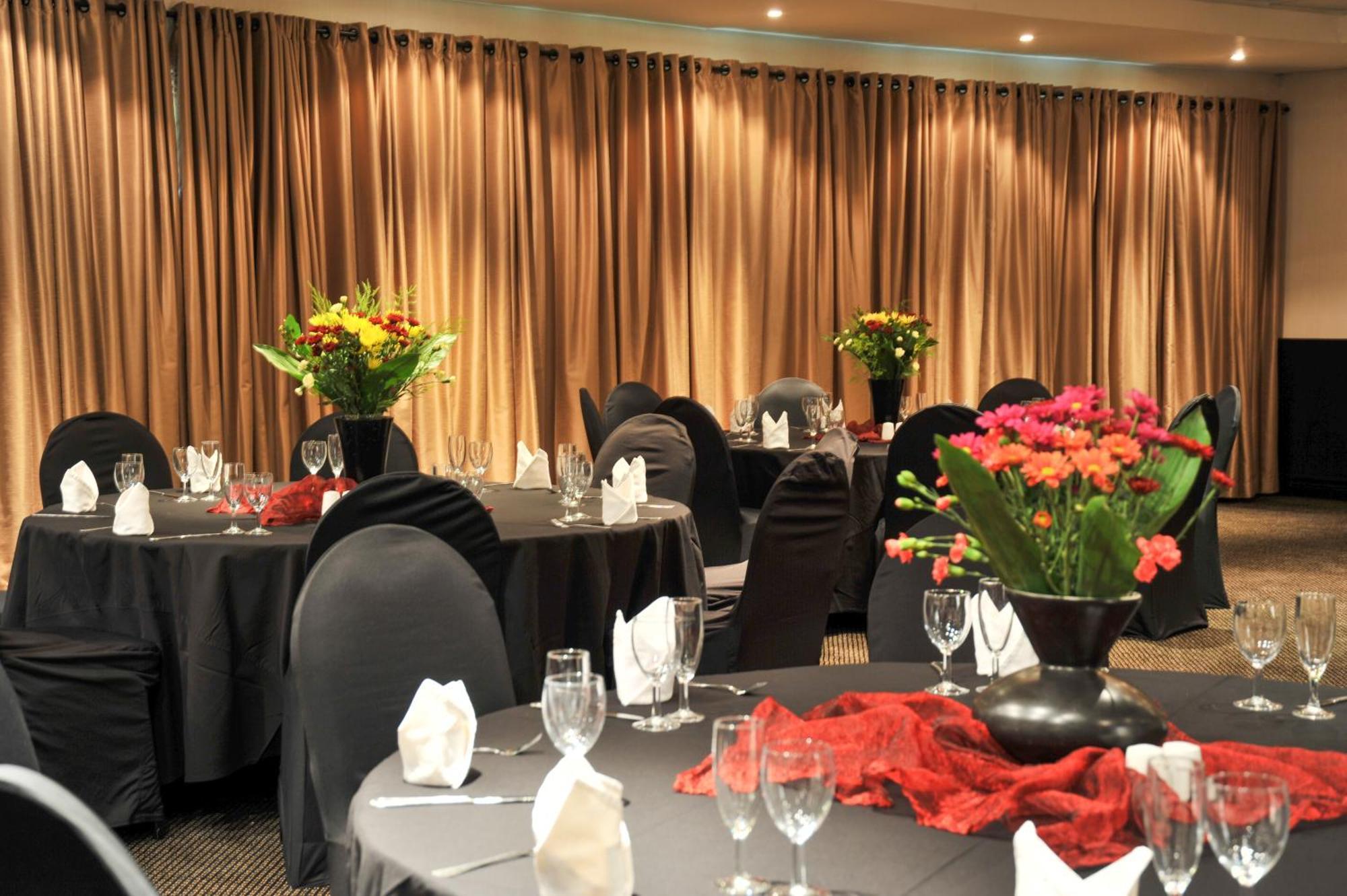 Safari Hotel&Convention Centre Rustenburg Esterno foto